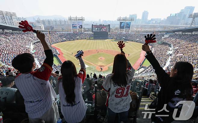 22일 서울 송파구 잠실야구장에서 열린 '2025 신한 SOL 뱅크 KBO리그' 개막전 롯데 자이언츠와 LG 트윈스의 경기를 찾은 야구팬들이 경기를 관람하고 있다. 2025.3.22/뉴스1 ⓒ News1 김도우 기자