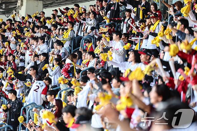 22일 서울 송파구 잠실야구장에서 열린 '2025 신한 SOL 뱅크 KBO리그' 개막전 롯데 자이언츠와 LG 트윈스의 경기를 찾은 야구팬들이 경기를 관람하고 있다. 2025.3.22/뉴스1 ⓒ News1 김도우 기자