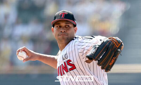 22일 서울 송파구 잠실야구장에서 열린 프로야구 2025 KBO리그 개막전 롯데 자이언츠 대 LG 트윈스의 경기, 1회초 LG 선발 치리노스가 역투하고 있다. 사진┃뉴시스