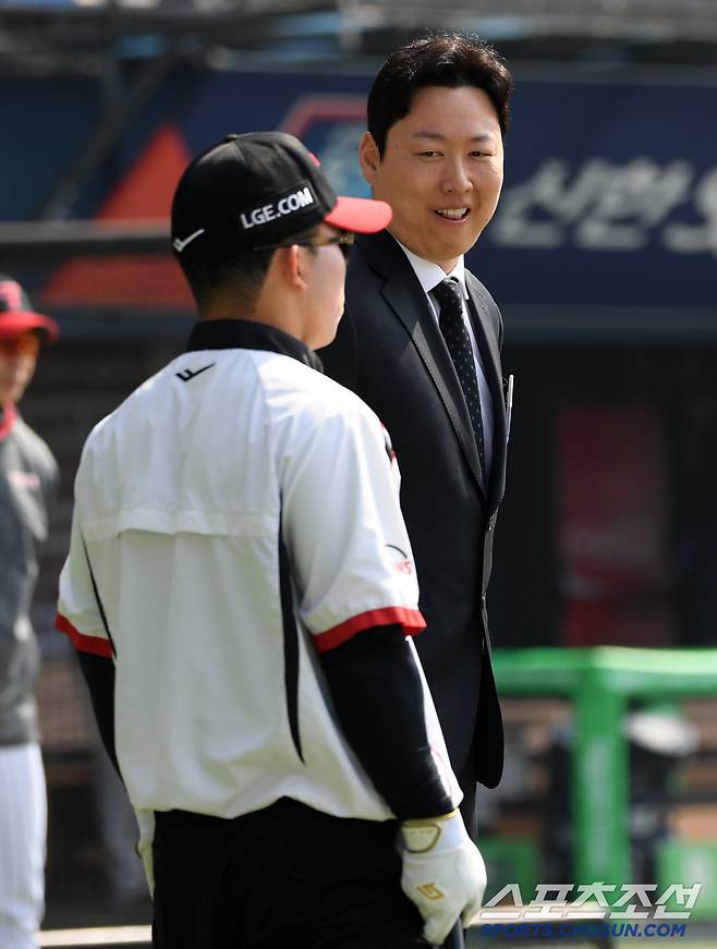 선배에게 다가가 반갑게 인사하는 문성주