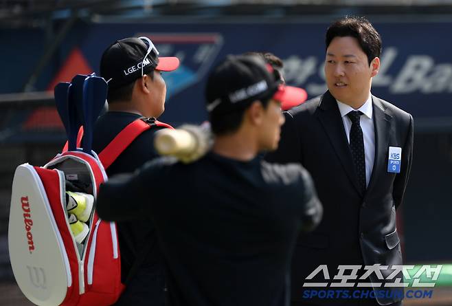 훈련 끝나고 들어가던 이우찬도 선배를 반겼다.