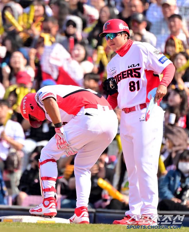 22일 광주KIA챔피언스필드에서 열린 NC와 KIA의 개막전, 3회말 KIA 김도영이 안타를 치고 1루에 나서다 다리통증을 호소하고 있다. 김도영은 윤도현과 교체됐다. 광주=허상욱 기자wook@sportschosun.com/2025.03.22/