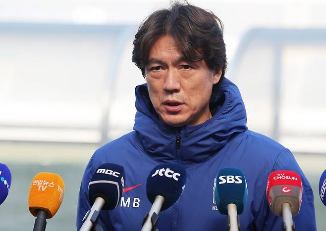 질문에 답하는 홍명보 감독

    (용인=연합뉴스) 홍기원 기자 = 2026 북중미 월드컵 아시아 3차 예선 B조 8차전 요르단전을 앞둔 축구 국가대표팀 홍명보 감독이 22일 경기도 용인시 처인구 미르스타디움에서 회복훈련에 앞서 취재진 질문에 답하고 있다. 2025.3.22

    xanadu@yna.co.kr

(끝)





<저작권자(c) 연합뉴스, 무단 전재-재배포, AI 학습 및 활용 금지>