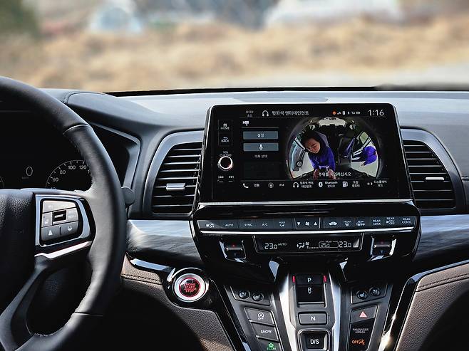 혼다 뉴 오딧세이 운전석에서 2, 3열을 볼 수 있는 캐빈와치 기능을 활성화한 모습. /권유정 기자