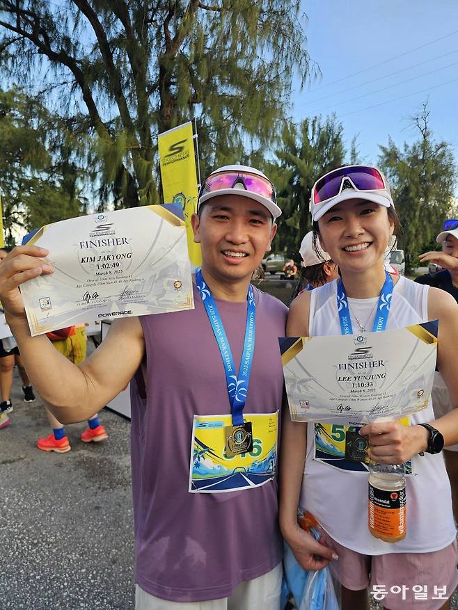 사이판 마라톤에 참가한 부부 마라토너 김자경-이윤정 씨 부부.