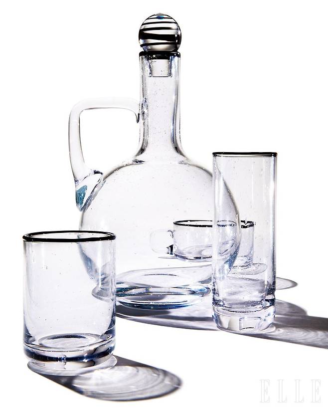 원형 마개가 있는 루이즈 로 ‘S.R. 카라페’는 54만원, 손잡이가 달린 드링킹 볼은 18만원, 매끈한 라인의 드링킹 글라스 로와 톨은 각각 13만원, 16만원. Louise Roe by HPIX.