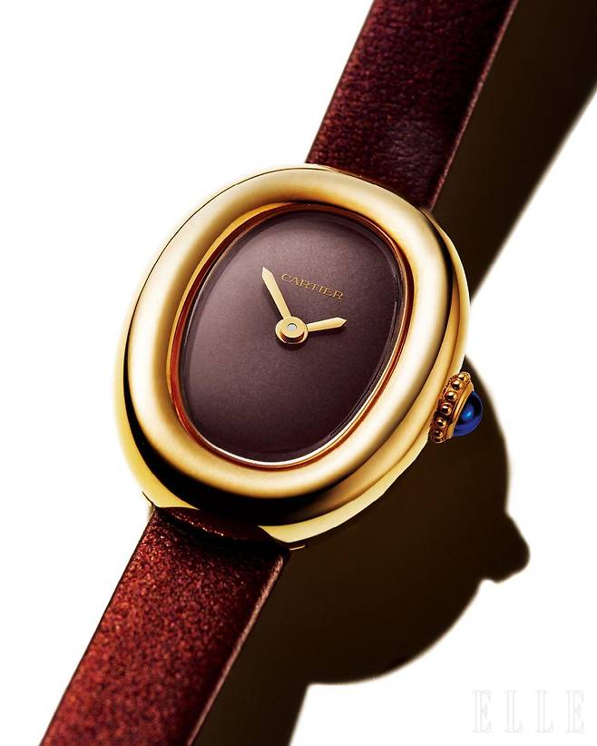 옐로골드 케이스에 버건디 컬러 송아지가죽 스트랩을 매치한 미니 사이즈 베누아 드 까르띠에 워치는 1천1백만원, Cartier.