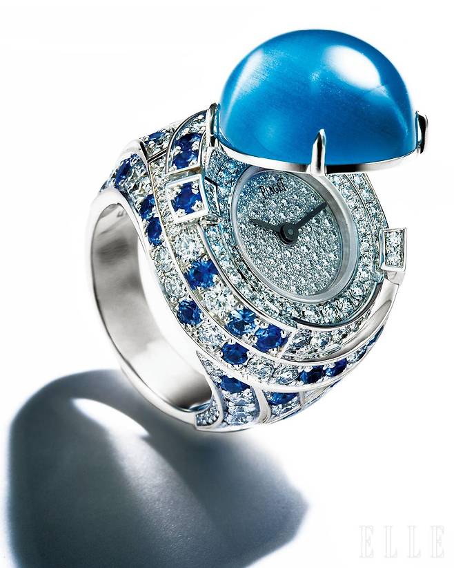 18K 화이트골드와 오벌 컷 아쿠아마린 카보숑, 37개의 라운드 컷 블루 사파이어 그리고 137개의 브릴리언트 컷 다이아몬드를 세팅한 아드리베 워치 링은 가격 미정, Piaget.