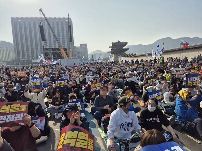 더불어민주당 등 야5당이 22일 오후 4시 경복궁 동십자각에서 개최한 '비상시국 대응을 위한 범국민대회'에 참여한 시민들이 구호를 외치고 있다./사진=최은솔 기자