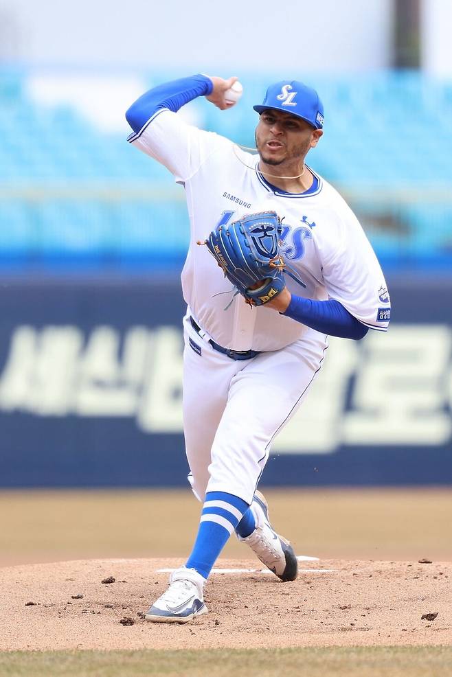삼성 라이온즈 아리엘 후라도가 10일 대구 삼성라이온즈파크에서 열린 2025 KBO리그 시범경기 두산 베어스와 경기에 선발 등판해 공을 던지고 있다. 삼성 라이온즈 제공