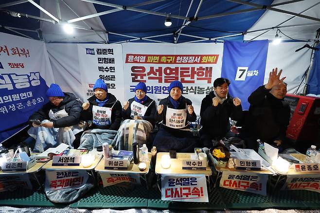 ‘윤석열 탄핵 국회의원 연대\' 소속 야당 의원들이 2025년 3월17일 밤 서울 경복궁역 앞 천막 농성장에서 윤석열 대통령 파면 촉구 단식 농성을 하고 있다. 류우종 기자 wjryu@hani.co.kr