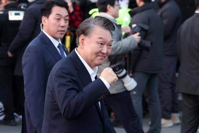 법원의 구속취소 청구 인용으로 석방된 윤석열 대통령이 8일 서울 용산구 한남동 대통령 관저 앞에 도착해 지지자들을 향해 주먹을 불끈 쥐며 인사하고 있다. 뉴스1