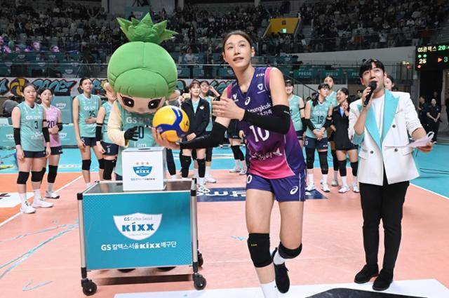 '배구 황제' 김연경이 20일 서울 중구 장충체육관에서 자신의 배구인생 마지막 정규리그 경기를 마친 후 체육관을 찾은 팬들에게 공을 던져 주고 있다. 한국배구연맹 제공