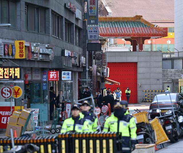 13일 서울 명동 중국대사관 인근에 자유와정의를실천하는교수모임(자교모)의 반중 집회가 열리는 가운데 경찰 인력이 대사관과 집회 장소 사이를 분리하고 있다. 최주연 기자