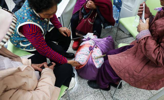 22일 경남 산청군 산불로 인해 주민들이 대피한 한국선비문화원에 한 이재민이 챙긴 이불이 놓여 있다. 연합뉴스