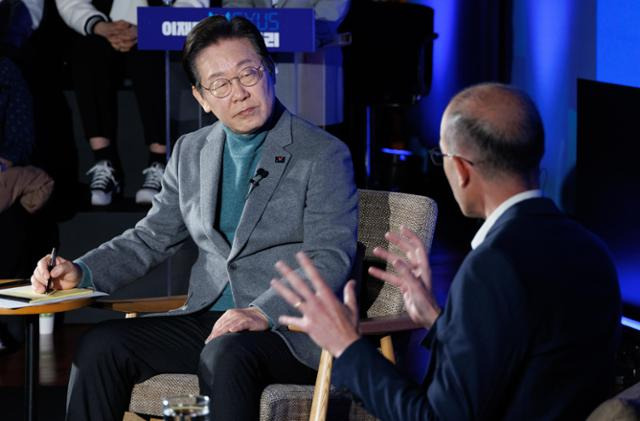 이재명 더불어민주당 대표가 22일 오후 서울 여의도 국회 사랑재에서 베스트셀러 사피엔스의 저자인 유발 하라리와 인공지능(AI)을 주제로 대담을 하고 있다. 뉴스1