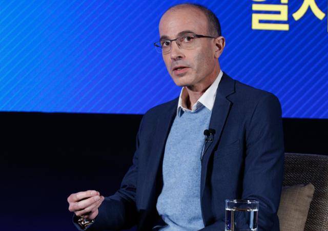 인문학 베스트셀러 사피엔스의 저자인 유발 하라리가 22일 오후 서울 여의도 국회 사랑재에서 이재명 더불어민주당 대표와 인공지능(AI)을 주제로 대담을 하고 있다.뉴스1