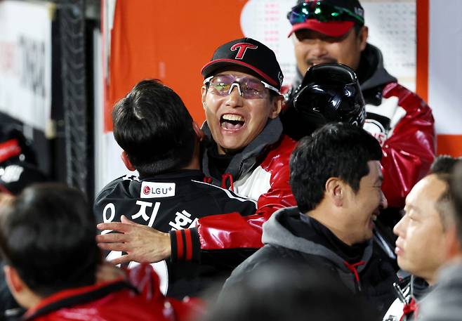 2023 KBO 프로야구 포스트시즌 kt위즈와 LG트윈스의 한국시리즈 3차전 경기가 10일 오후 경기도 수원 kt위즈파크에서 열렸다. 9회초 2사 1,2루 극적인 역전 스리런홈런을 치고 홈인한 오지환을 염경엽 감독이 끌어안고 있다. 수원=김민규 기자 mgkim1@edaily.co.kr /2023.11.10/