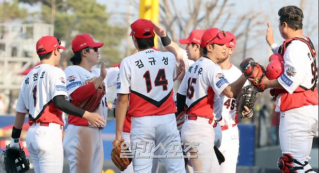 22일 오후 광주 기아챔피언스필드에서 열린 2025 프로야구 NC와 KIA 의 개막경기. KIA 가 9-2 승리했다. 경기종료후 선수들이 승리를 자축하고있다 광주=정시종 기자 capa@edaily.co.kr /2025.03.22.