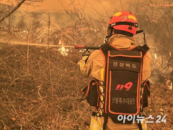 경북 의성군 안평면 야산에서 산불이 발생했다. [사진=경북소방본부]