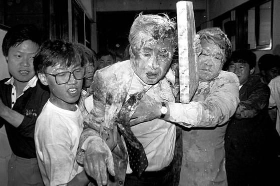 '외대 봉변 사태' 등으로 불리는 정원식 총리 서리의 사건 당시 모습. 중앙포토