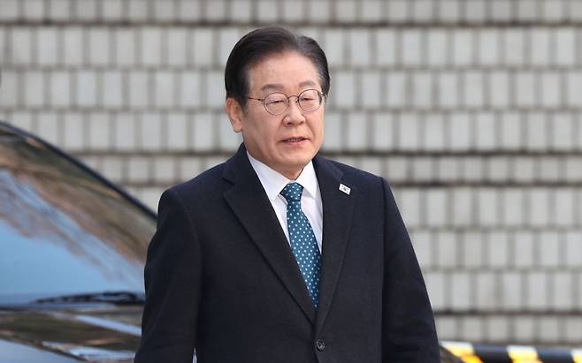 ▲&nbsp; 지난 11일 더불어민주당 이재명 대표가 서울 서초구 서울중앙지방법원에서 열린 대장동·백현동·위례신도시 개발 비리 및 성남FC 후원금 의혹 사건 1심 속행공판에 출석하기 위해 법정으로 향하고 있다 [연합뉴스]&nbsp;