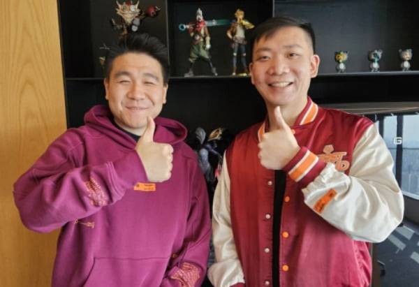 피유 리우 리그 스튜디오 게임 디렉터(왼쪽), 제스로 차 리그오브레전드 e스포츠 운영 담당이 인터뷰를 마치고 포즈를 취하고 있다.