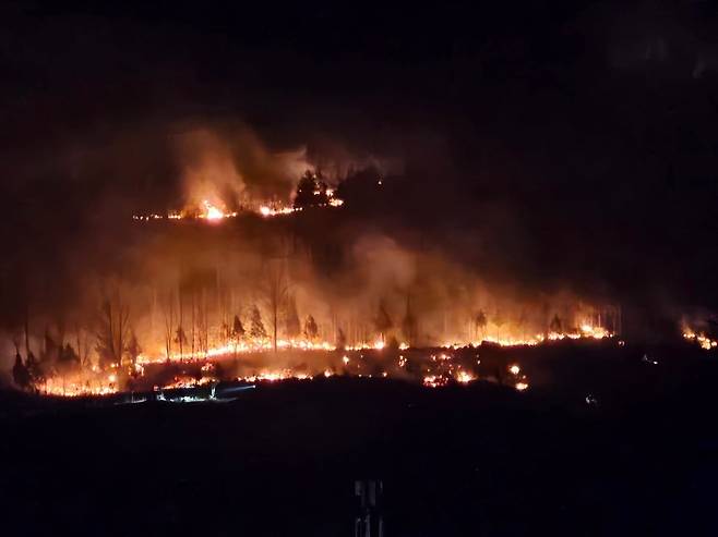 22일 경남 산청 시천면에서 전날 발생한 산불이 밤까지 이어지고 있다. 사진=뉴스1