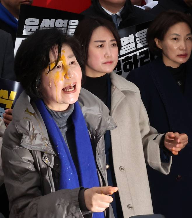 <헌재 앞 ‘분열’ 최고조...‘윤석열 파면 촉구’ 의원 봉변> 백혜련 더불어민주장 의원이 20일 서울 종로구 헌법재판소 앞에서 윤석열 대통령 신속 파면을 촉구하는 기자회견을 하던 중 윤 대통령 지지자가 던진 계란을 얼굴에 맞자 항의하고 있다. 연합뉴스