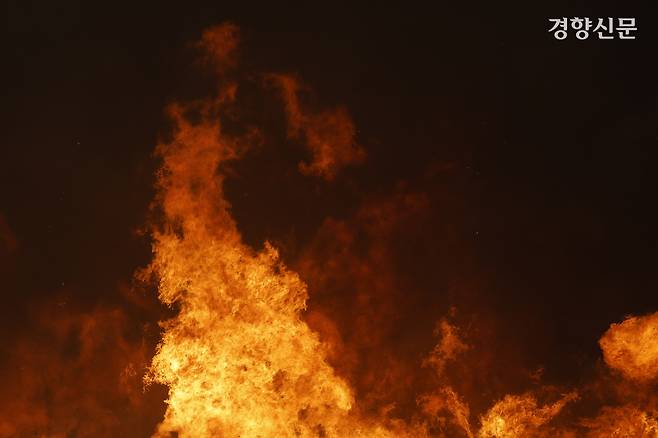 22일 경남 산청군 시천면 일대에서 산림청과 소방, 경찰 등 관계자들이 21일 발생한 산불 진화 작업을 벌이고 있다. 문재원 기자