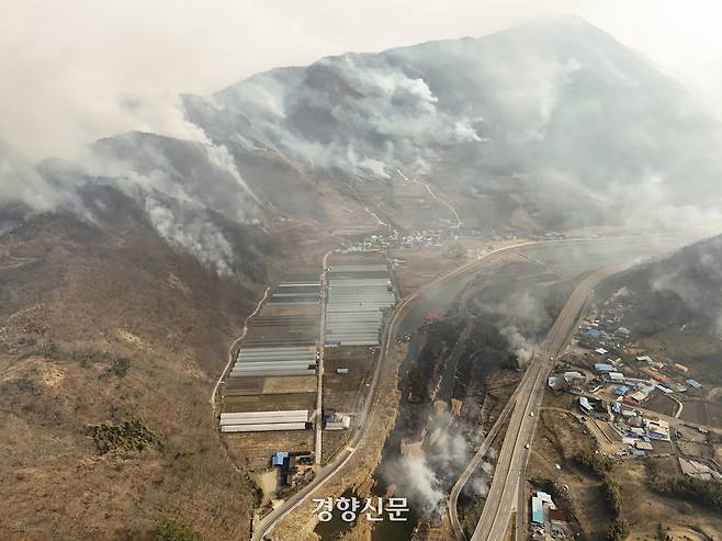 22일 경남 산청군 시천면 일대에서 산림청과 소방, 경찰 등 관계자들이 21일 발생한 산불 진화 작업을 벌이고 있다. 문재원 기자