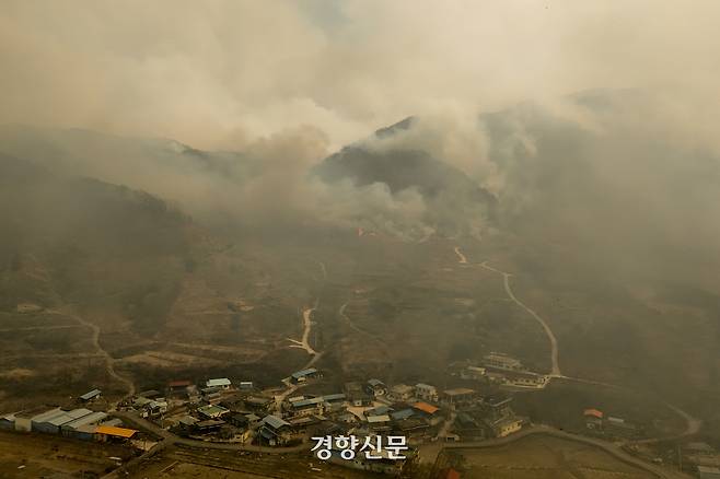 22일 경남 산청군 시천면 일대에서 산림청과 소방, 경찰 등 관계자들이 21일 발생한 산불 진화 작업을 벌이고 있다. 문재원 기자