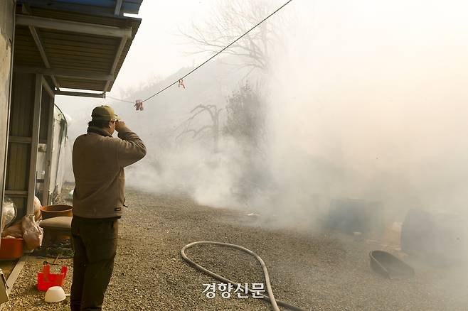 22일 경남 산청군 시천면 산불 현장에서 한 주민이 망연자실하고 있다. 문재원 기자