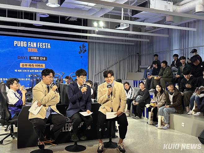 크래프톤이 ‘PUBG: 배틀그라운드’ 출시 8주년을 기념해 서울 성동구 성수동에서 ‘PUBG 팬 페스타 서울’을 열었다. 오후 3시부터는 이벤트 매치가 열려 선수들과 관람객들이 현장에 있다. 앞에는 해설진들이 앉아 중계하고 있다. 유채리 기자