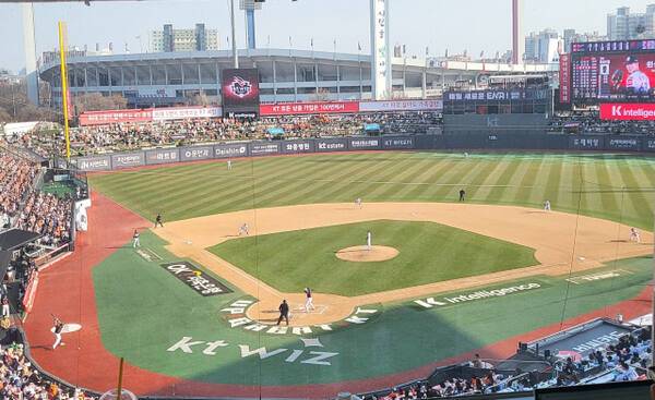 22일 오후 수원 케이티위즈파크에서 KT 위즈와 한화 이글스의 프로야구 개막 경기가 만원 관중이 입장한 가운데 열리고 있다.황선학기자