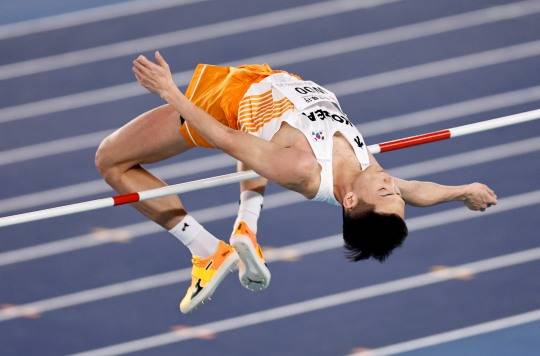 바를 넘는 우상혁. 사진[연합뉴스]