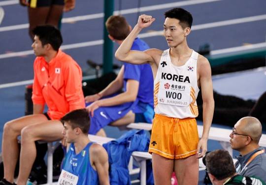 높이를 확인하는 우상혁. 사진[연합뉴스]