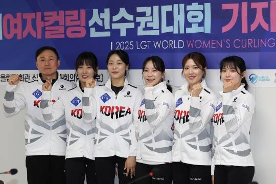 기념촬영하는 경기도청 컬링팀. 사진[연합뉴스]