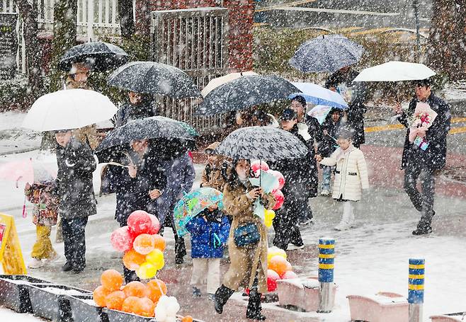 서울 마포구의 한 초등학교 입학식에서 학부모와 학생들이 강당으로 향하고 있다. [매경DB]