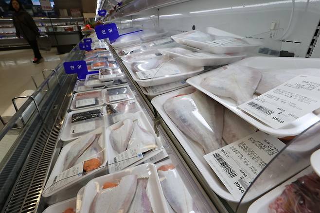 19일 서울의 한 대형마트를 찾은 시민들이 수산물을 고르고 있다. 해양수산부는 4월 1일 수산인의 날을 기념해 이날부터 다음 달 6일까지 19개 마트와 25개 온라인몰에서 갈치, 고등어, 오징어 등 국산 수산물을 최대 50% 할인하는 행사를 연다.