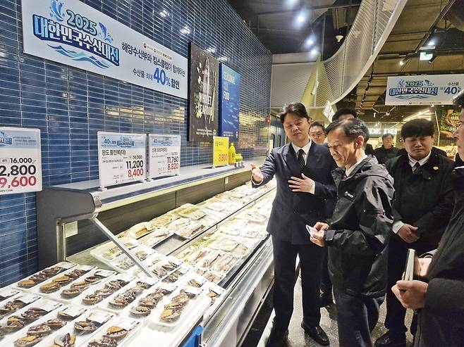 송명달 해양수산부 차관과 황성윤 이랜드 유통 부문 총괄 대표가 19일 킴스클럽 NC대전유성점에서 수산물 물가 및 할인 행사 진행 상황을 살펴보고 있다.