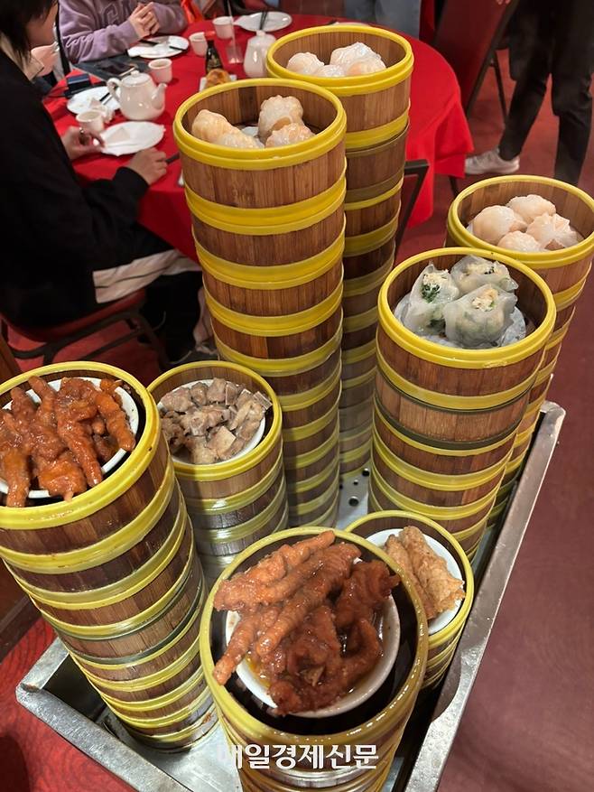 Jing Fong(진퐁) 식당 내 이동식 딤섬 카트. 손님들은 카트에서 딤섬을 골라서 먹는다.