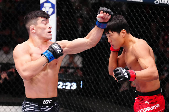 케빈 바셰호스(왼쪽)가 2025년 3월 미국 네바다주 엔터프라이즈 UFC on ESPN+ 112 페더급 경기에서 최승우를 공격하고 있다. 사진=TKO