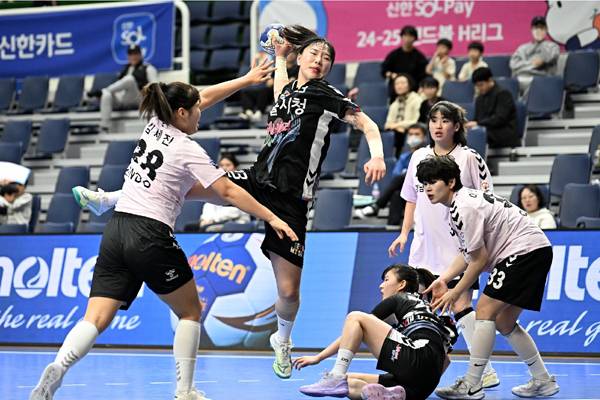 사진 점프 슛을 시도하는 서울시청 우빛나, 사진 제공=한국핸드볼연맹