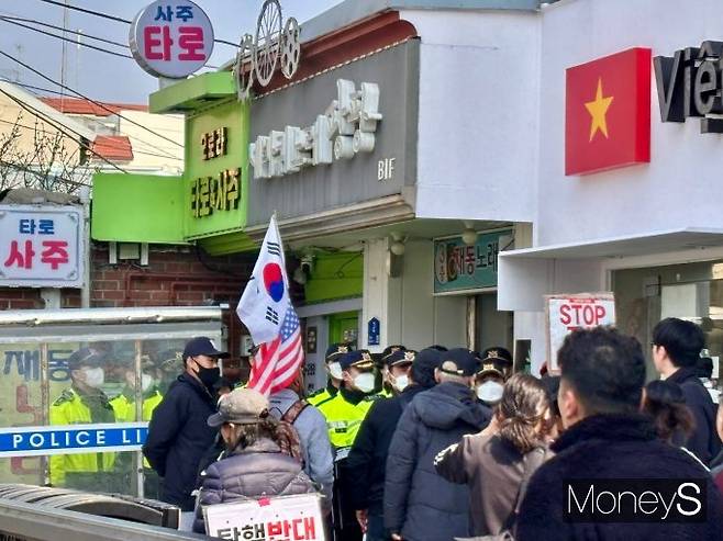 안국역 인근에서 헌법재판소로 향하는 길목을 투명벽으로 봉쇄한 경찰들이 탄핵 반대 시위자들의 진입을 통제하고 있다. /사진=박세희 기자