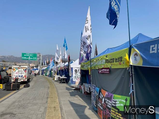 22일 서울 광화문 일대에서 윤석열 대통령 탄핵 찬성 측의 대규모 집회가 예정돼 있다. 광화문 서십자각 부근에서 광화문 앞까지 탄핵 찬성 단체의 농성 천막이 줄지어 있다. /사진=이소연 기자