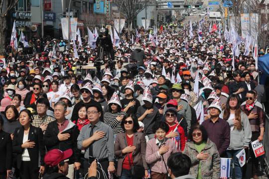 22일 강원도청 앞 중앙로터리에서 개신교 단체 세이브코리아 등 보수 단체가 국가비상기도회를 열고 윤석열 대통령 탄핵 반대를 외치고 있다. 이날 집회에는 경찰 추산 2000명, 주최 측 추산 3000명이 모였다. 연합뉴스