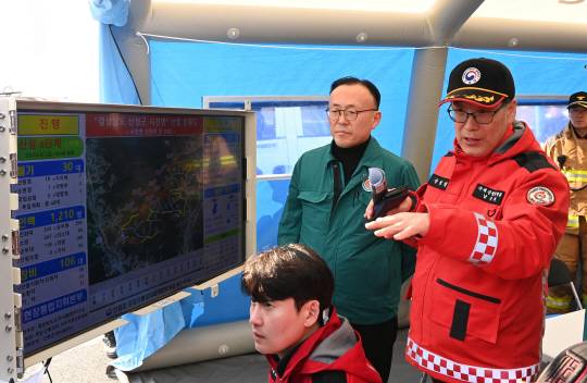 이한경 행정안전부 재난안전관리본부장이 22일 경남 산청군 산불피해 현장통합지휘본부에서 산불 상황을 살펴보고 있다.행정안전부 제공