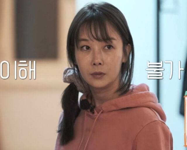 22기 영숙은 '지지고 볶는 여행' 방송 후 '손가락 프린세스'라는 별명을 얻었다. / ENA '지지고 볶는 여행' 캡처