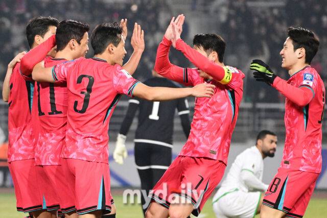 대한민국 축구대표팀 황희찬이 20일 오후 경기도 고양종합운동장에서 진행된 '2026 국제축구연맹(FIFA) 북중미 월드컵 아시아지역 최종예선' 오만과의 경기에서 선제골을 기록한 뒤 기뻐하고 있다./고양=곽경훈 기자